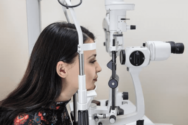 How to use a slit lamp